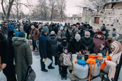 Жители Донецка и Макеевки стоят в огромных очередях за бесплатной кашей, фото