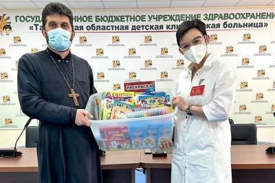 Тамбовские православные волонтёры передали подарки пациентам детской больницы