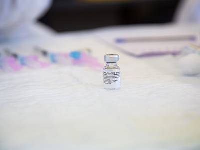 Вакцина Pfizer вырабатывает в 3 раза меньше антител к южноафриканскому штамму COVID-19 - sobesednik.ru - Юар