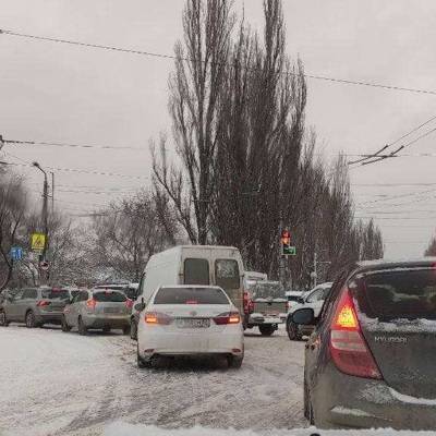 Десятки машин почти 6 часов стоят в пробке на дороге трассе в районе Керчи