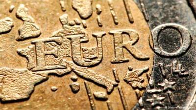 Евро 19 февраля ускорил рост к доллару на статистике из еврозоны