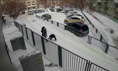 В Новосибирске у мужчины вырвали из рук две трехкомнатные квартиры