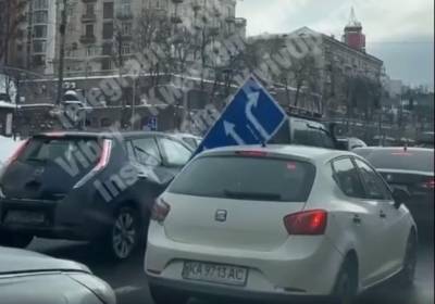 В Киеве напротив мэрии на машины свалился дорожный знак