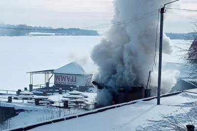 В Тверской области возле кафе загорелась хозпостройка