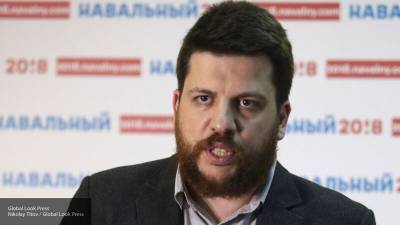 Волков убеждает аудиторию в пользе "санкций Навального" для России