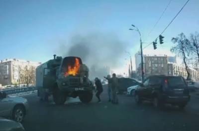 Загорелся на ходу: в Киеве «всем миром» тушили военный грузовик