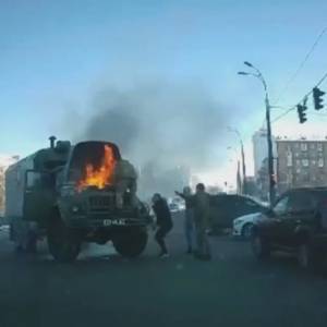 В Киеве во время движения загорелся военный автомобиль