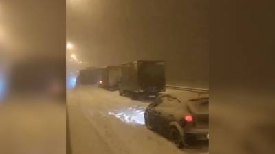 Перекрытый мост, пробки и десятки единиц техники: на Крым обрушился мощный снегопад