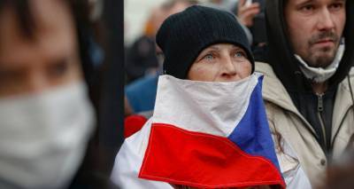Власти Чехии обяжут жителей носить сразу две медицинских маски