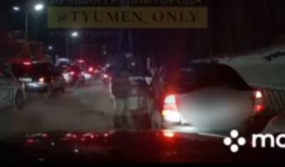 В Тюмени на улице Мельникайте произошла жесткая драка с таксистом
