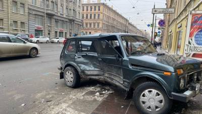 "Нива" врезалась в дом после ДТП с такси в центре Петербурга
