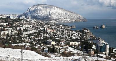Восток Крыма засыпало снегом, жителей просят оставаться дома