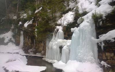 В нацпарке Сколевские Бескиды замерзли водопады