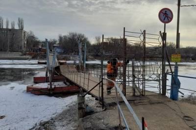В Астрахани сильные морозы не позволяют поднять понтоны, затонувшего моста