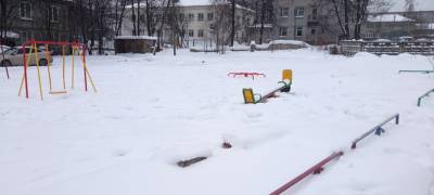 Мэрия Петрозаводска пригрозила подрядчику штрафом за заваленные снегом детские площадки (ФОТО)