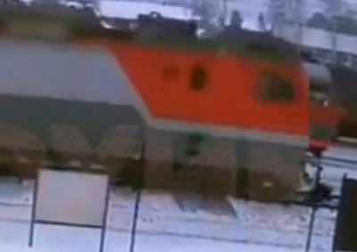 Видео: в Свердловской области поезд насмерть сбил девушку