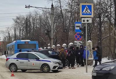 В Твери автомобиль после столкновения с автобусом вылетел на остановку и сбил пешеходов