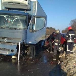 В ДТП с грузовиком во Львовской области пострадали три человека. Фото