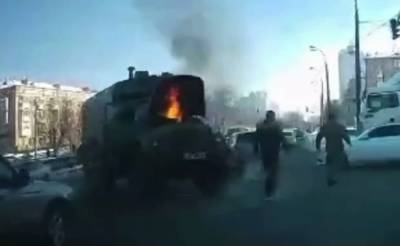 В Киеве прямо посреди дороги загорелась машина с военными: видео с места ЧП