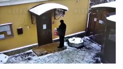 Нападение с ножом на охранника консульства Украины в Петербурге попало на видео