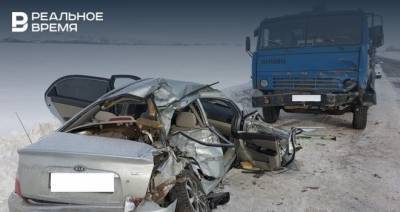 В Татарстане пассажирка иномарки погибла в столкновении легковушки с КАМАЗом
