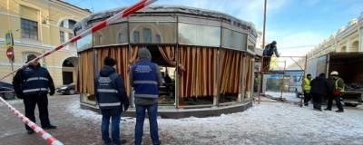 В центре Петербурга демонтировали незаконный павильон с шавермой