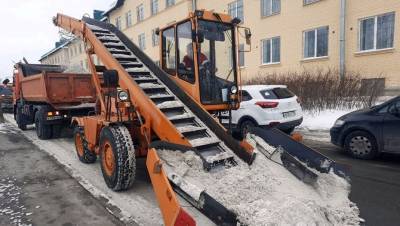 На уборку снега в Петербурге отправили более 1 тыс. единиц техники