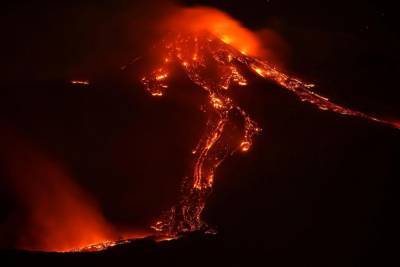 Этна засыпать не собирается: невероятные фото и видео извержения вулкана