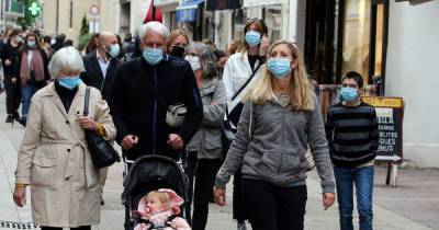 В Чехии обязали носить две маски одновременно в общественных местах