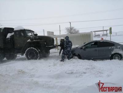 В Крыму сотрудники Росгвардии устраняют последствия мощного снегопада