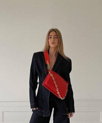 Темно-синий деним + яркая сумка: модный прием от стилиста Эмили Синдлев
