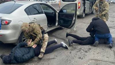 Выбивали 37 тысяч долларов: в Николаеве "Альфа" задержала членов банды – фото