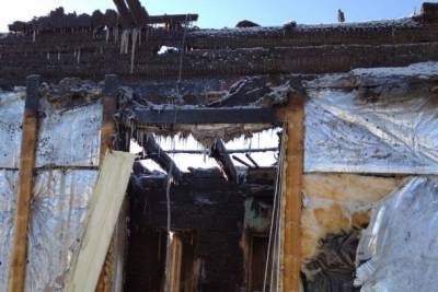Фото: пожар сжег дом в Подпорожье – вытаскивать детей из огня помогала школьница