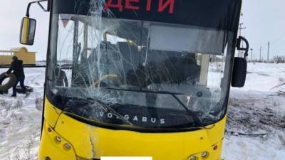 Школьный автобус столкнулся с товарным поездом на Ставрополье