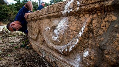 Саркофаги, которым около двух тысяч лет, обнаружили археологи в Израиле.