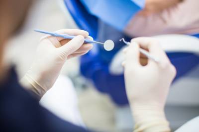Какие права имеют родители во время посещения стоматологии с ребенком: что надо знать