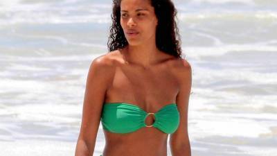 Тина Кунаки - Нам всем нужен зеленый купальник, как у Тины Кунаки - skuke.net - Бразилия - Мальдивы - Эмираты