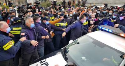 Драка с полицией и аресты: оппозиция хотела поставить палатку у парламента Грузии - видео