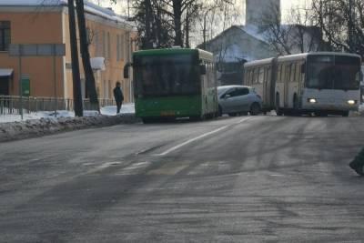 Городской автобус попал в ДТП на улице Труда в Пскове