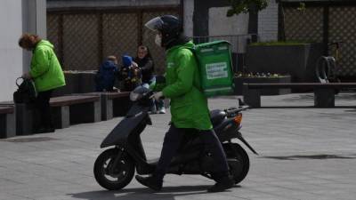 «Это багаж»: доставщик еды «припарковал» мопед в салоне трамвая в Москве