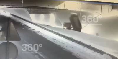В Новой Москве самосвал столкнулся с мостом, а водитель погиб - видео ДТП - ТЕЛЕГРАФ