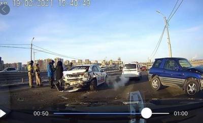 В Тюмени возникла пробка из-за двух ДТП на мосту