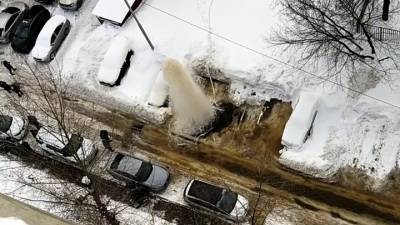 На юге Москвы из-под земли забил двухэтажный фонтан. Видео