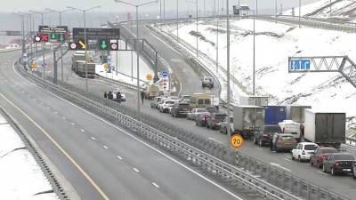 Движение по Крымскому мосту и части трассы «Таврида» из-за мощных снегопадов временно остановлено