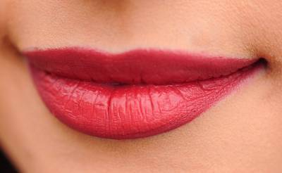 "Может лопнуть": жительница Ростова показала распухшие губы после посещения косметолога