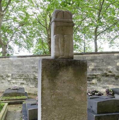 На кладбище Монпарнас через 100 лет случился раздор из-за "поцелуя"