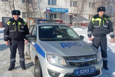 Ульяновские инспекторы помогли замерзающей на дороге семье из Москвы