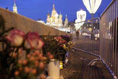 В Москве полиция огородила мемориал на месте убийства Немцова и задержала волонтеров