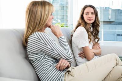 Почему подростки негативно реагируют на родительские замечания: научное исследование