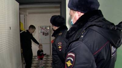 Вести в 20:00. В Пермском крае полицейские спасли из огня десять человек